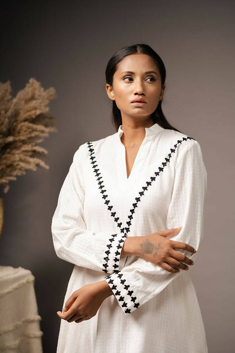 Taraasi Women's White Handwoven Cotton Hand Embroidered Dress