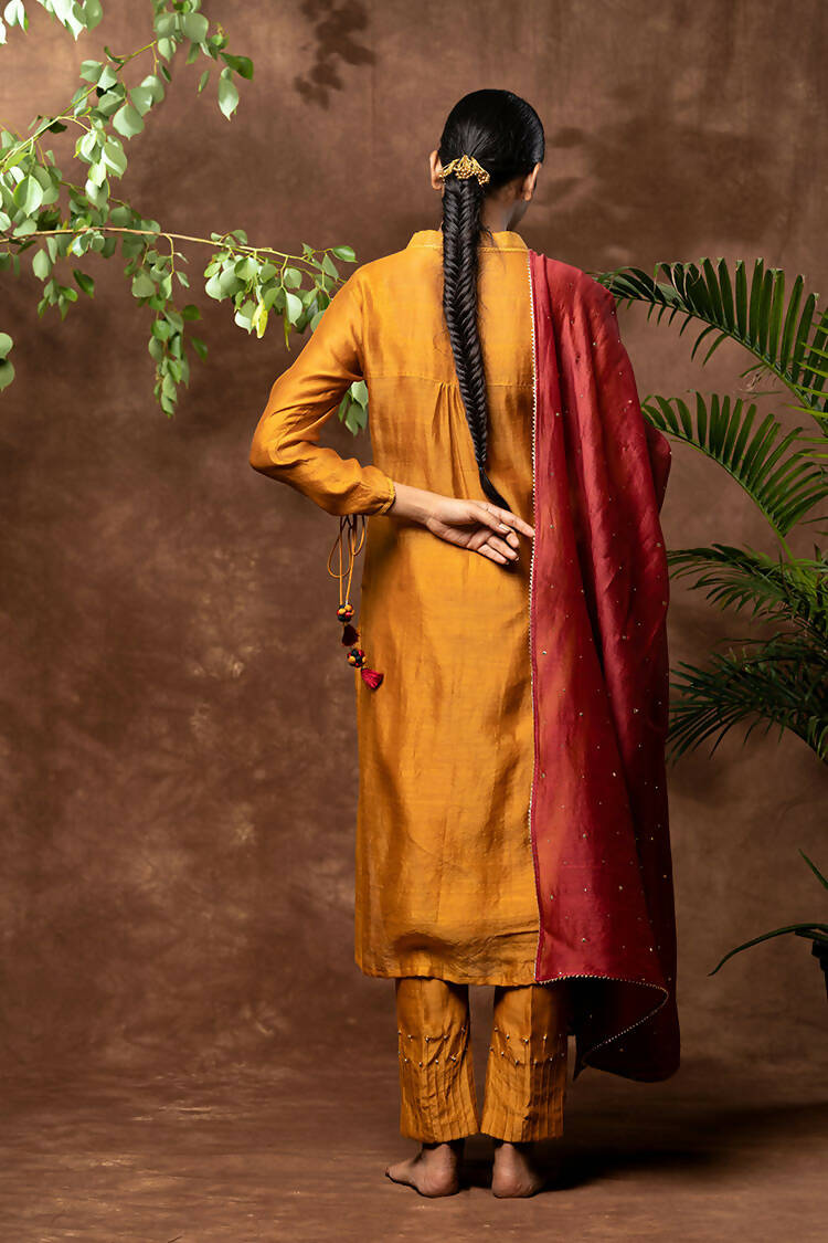 Taraasi Women's Mustard And Maroon Handloom Chanderi Silk Zari Stiches Kurta (Set Of 3)