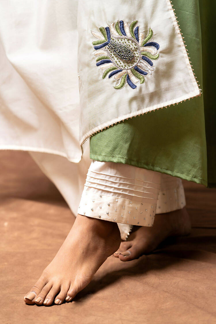 Taraasi Women's Parrot Green Cotton Silk Thread Hand Embroidery Work Kurta (Set Of 3)