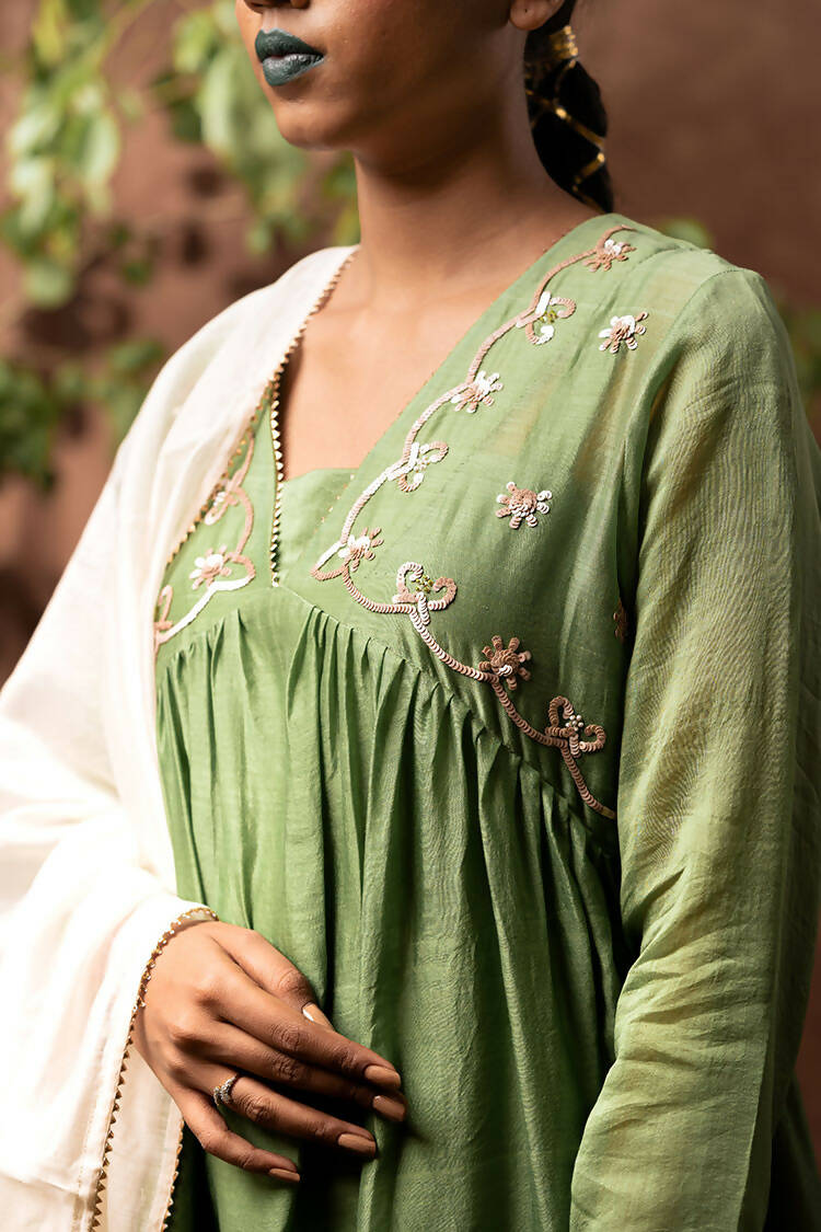 Taraasi Women's Parrot Green Handloom Chanderi Silk Hand Embroidered Kurta