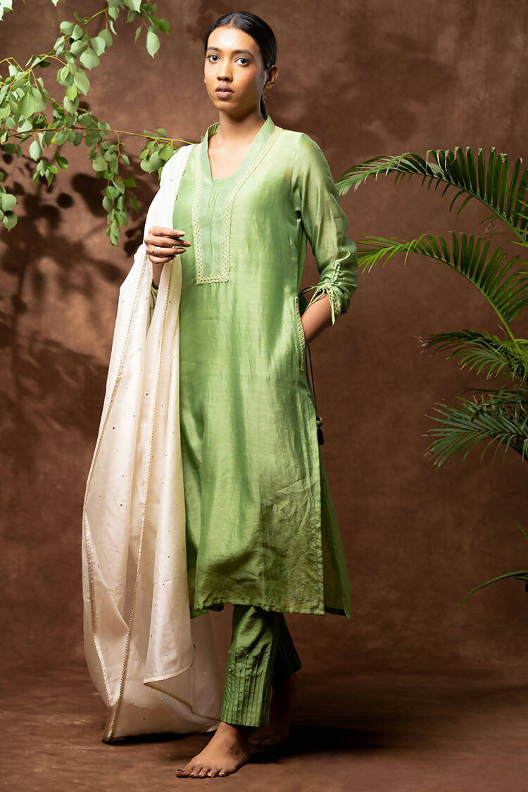 Taraasi Women's Parrot Green Handloom Chanderi Silk Zari Stiches Kurta (Set Of 3)