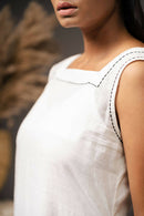 Taraasi Women's White Hand-spun Muslin And Hand-spun Cotton Hand Embroidered Running Stitches Dress