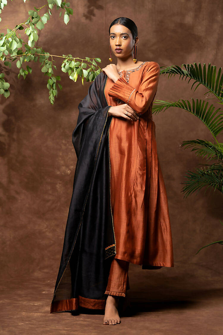 Taraasi Women's Black Handloom Chanderi Silk Lehriya Lace And Contrast Back Facing Dupatta