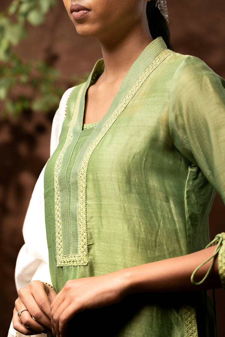 Taraasi Women's Parrot Green Handloom Chanderi Silk Zari Stiches Kurta (Set Of 3)