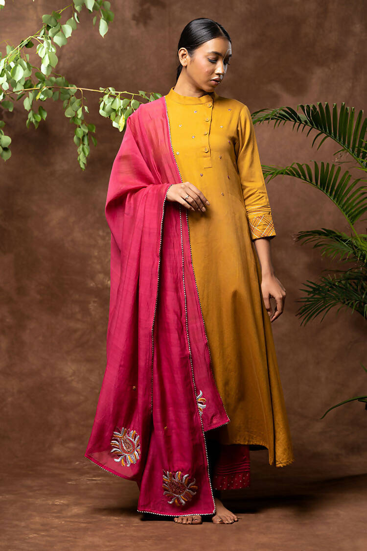 Taraasi Women's Pink Handloom Chanderi Silk Embroidered Mughal Boota Dupatta
