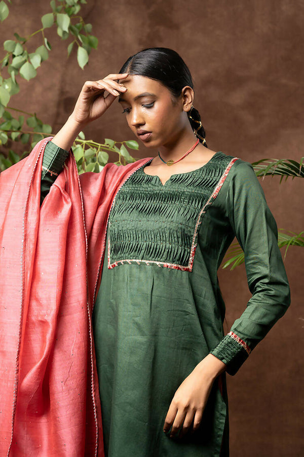 Taraasi Women's Deep Corel Handloom Chanderi Silk Embroidered Mukaish/Badla Work Dupatta