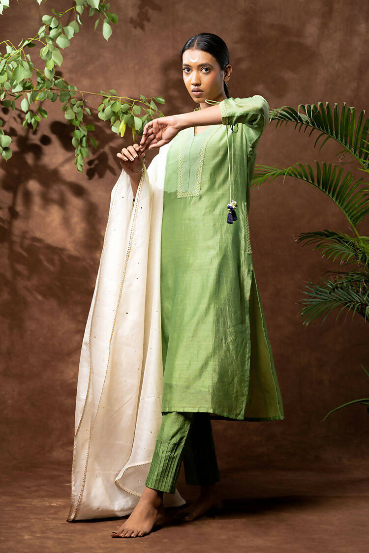 Taraasi Women's Off White Handloom Chanderi Silk Hand Embroidered Mukaish/Badla Work Dupatta