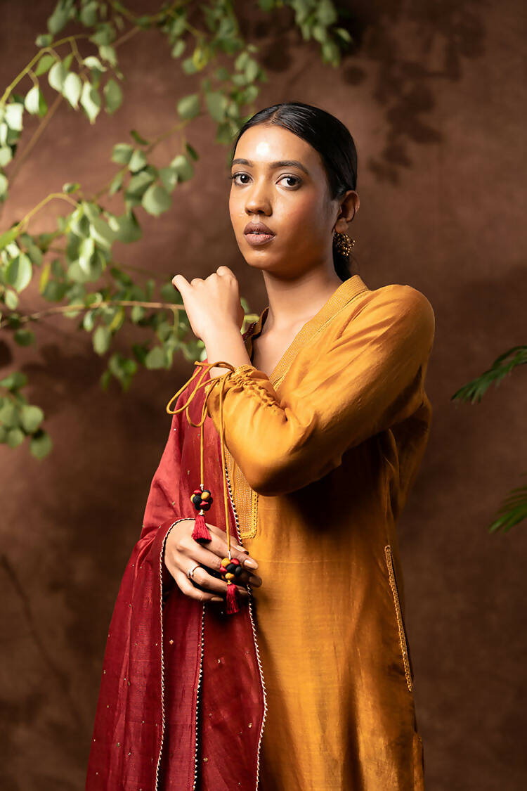 Taraasi Women's Mustard And Maroon Handloom Chanderi Silk Zari Stiches Kurta (Set Of 3)