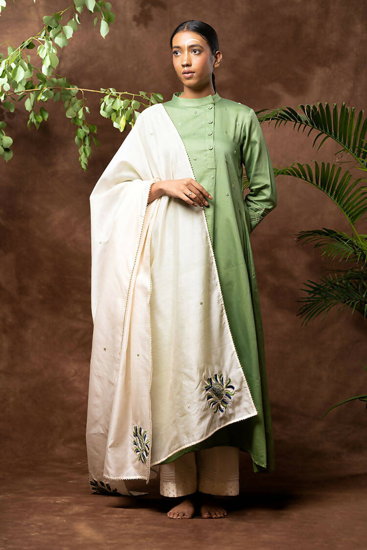 Taraasi Women's Off White Handloom Chanderi Silk Hand Embroidered Mughal Boota Dupatta