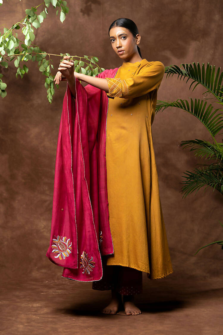 Taraasi Women's Pink Handloom Chanderi Silk Embroidered Mughal Boota Dupatta
